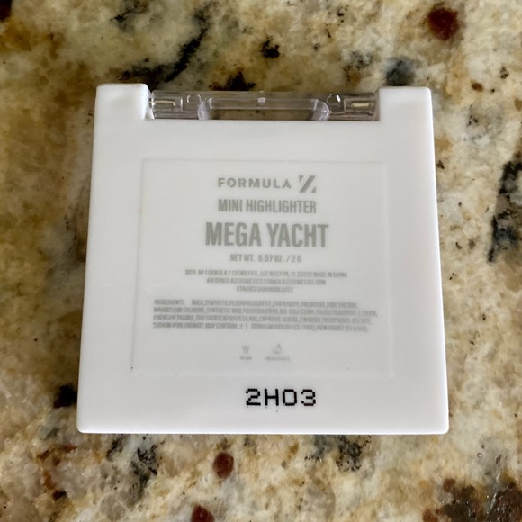 FORMULA Z MINI HIGHLIGHTER IN MEGA YACHT - Picture 2 of 3